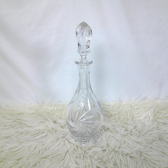 Crystal Glass Etched Decanter Star Swirl (chip in stopper) - Picture 1 of 6